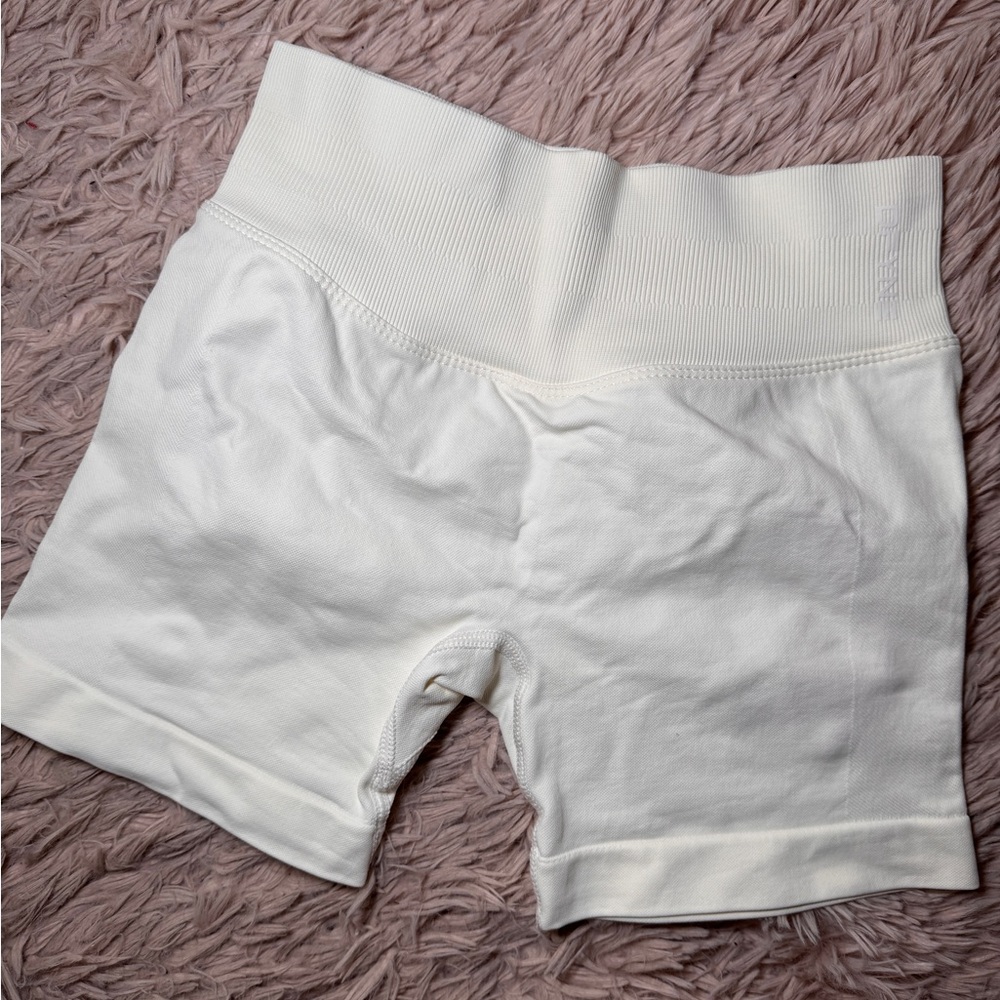 DFYNE IMPACT ivory shorts 4.5